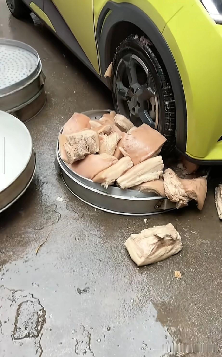 估计十年也不敢回家了昨天倒车没注意，一脚油门下去，直接把刚煮好的年肉给“碾