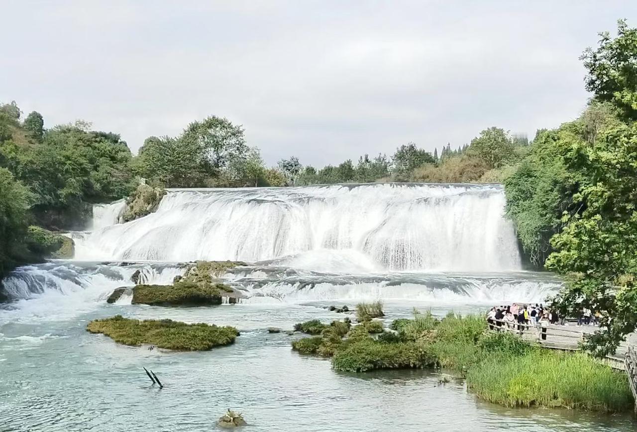 其实，现在的A股市场，虽然到了4000点，但有一个很强烈的感觉，就是感觉高位站岗