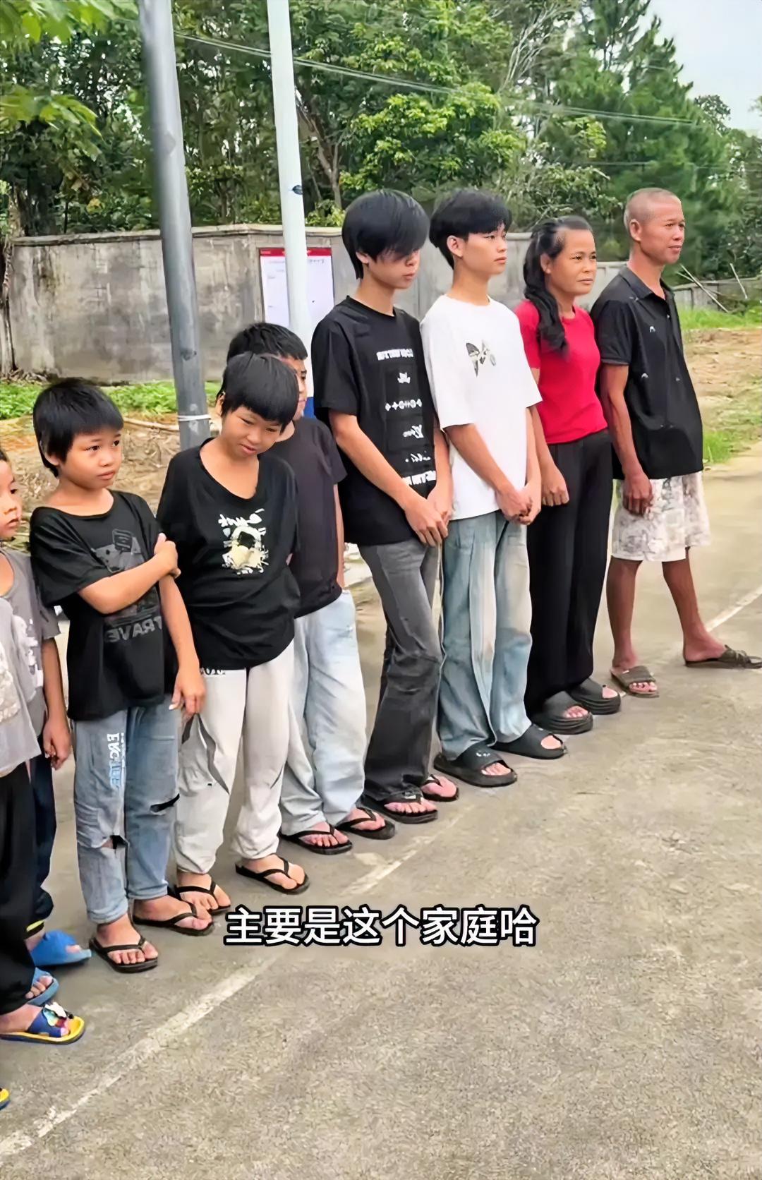 广西钦州这户人家，我本来是刷过去没停的。“13个孩子”，这五个字太炸了，谁刷到都会愣一下：8个儿子、