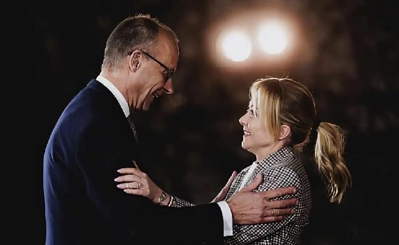 意大利美女总理梅洛尼简直是个万人迷。她和德国总理默茨见面的场景有些辣眼睛。戴