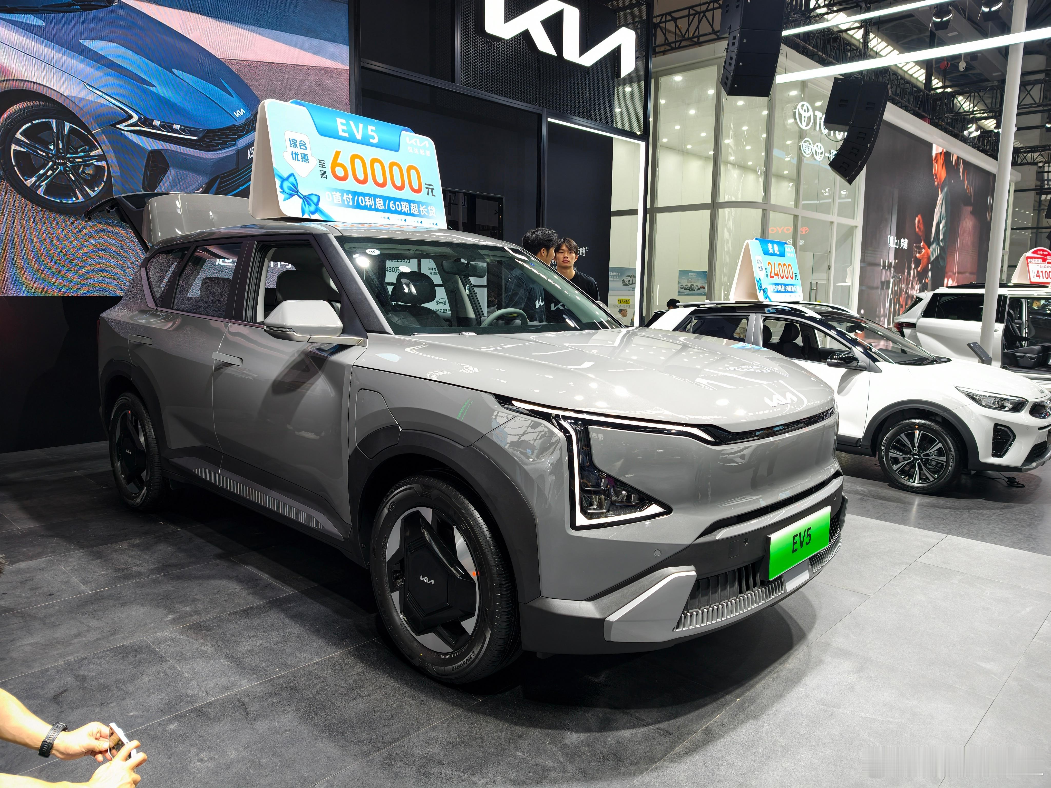 起亚的经销商用了几十条广告牌，宣告他们在广西重磅回归。好，会一下。起亚这几年在中