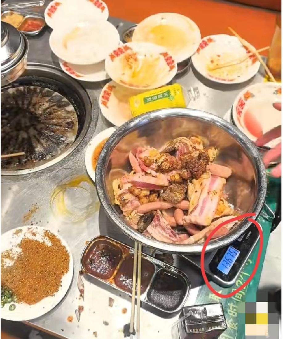 自助烤肉店内，商家以顾客剩下太多烤肉、火腿肠为由，拒绝退押金，顾客就选择了报警…