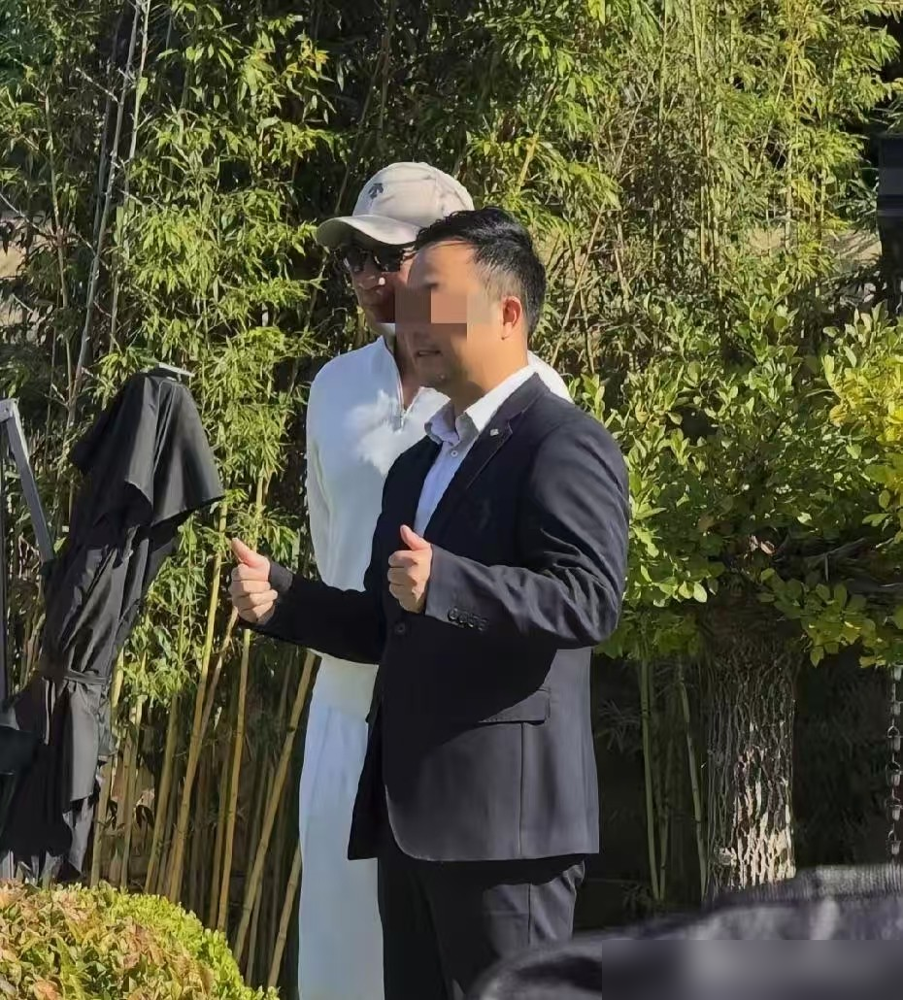 汪小菲这状态，跟前两年判若两人。红螺寺被网友撞见，他带着马筱梅和刚生的孩子，没保镖没工作人员，穿得跟