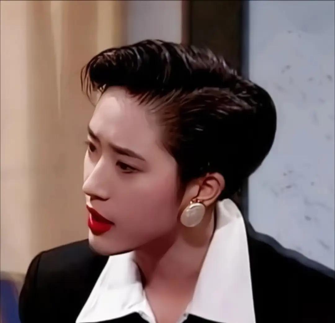 小时候偷抹妈妈发胶，硬把刘海梳成《巨人》里陈法蓉的大背头，结果风一吹就塌成条形码