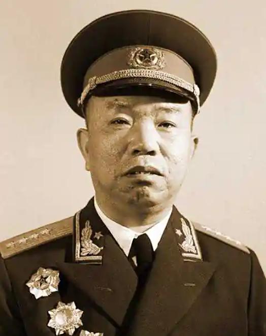 1928年，23岁的王树声被敌人追杀，一位大娘见状立刻他拖至自家地窖中藏了起来。