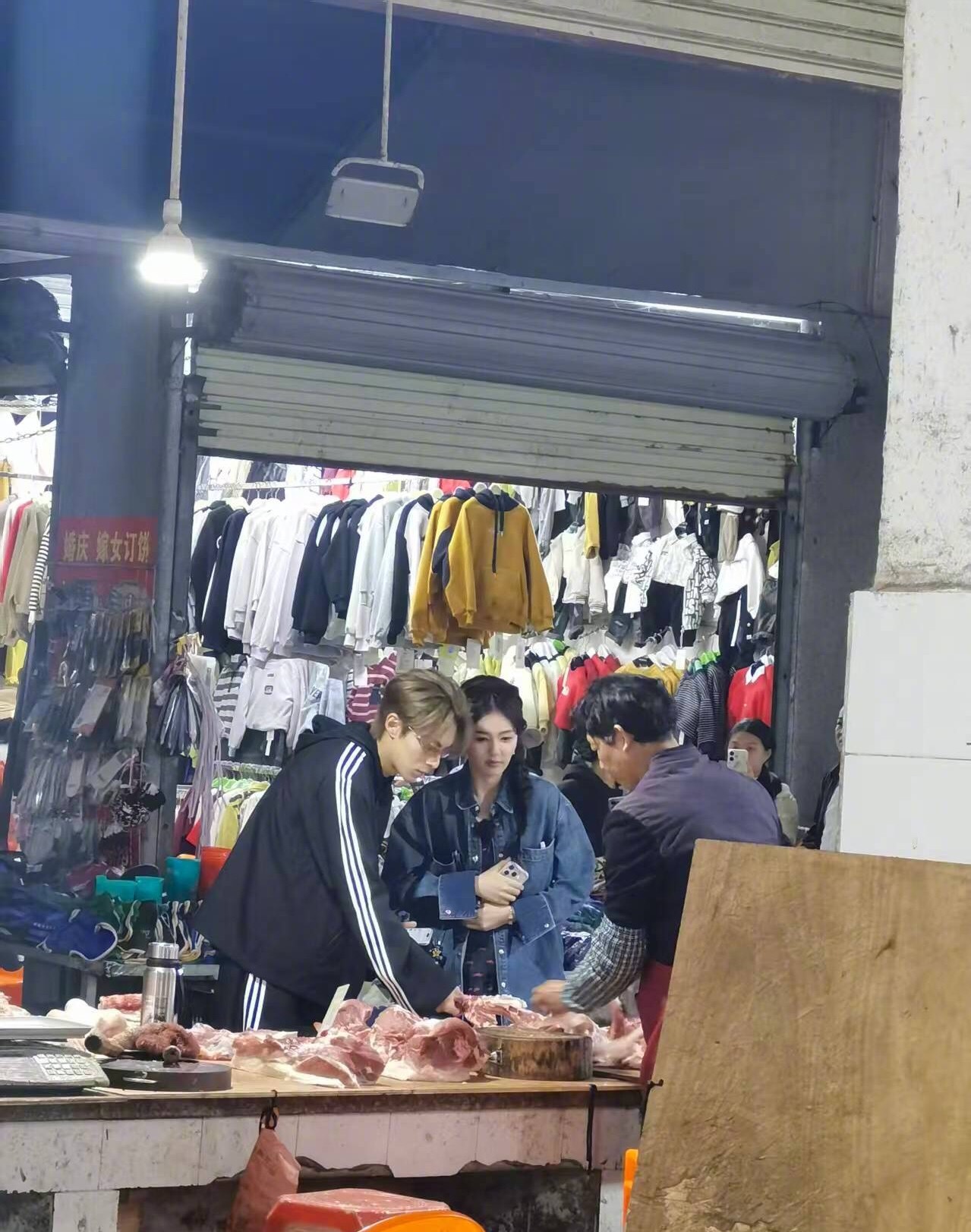 王鹤棣白鹿买菜路透妈生脸就是绝了，随意抓拍的白鹿美的不像话！