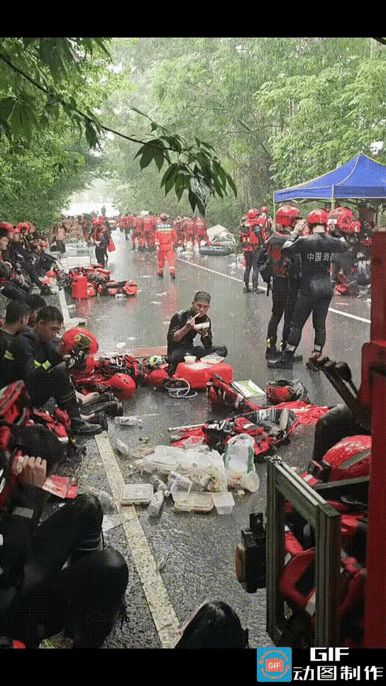 “泪目了”消防战士盘腿坐在地上吃饭，老天爷偏在这个时候又开始肆虐，雨又哗啦啦地下