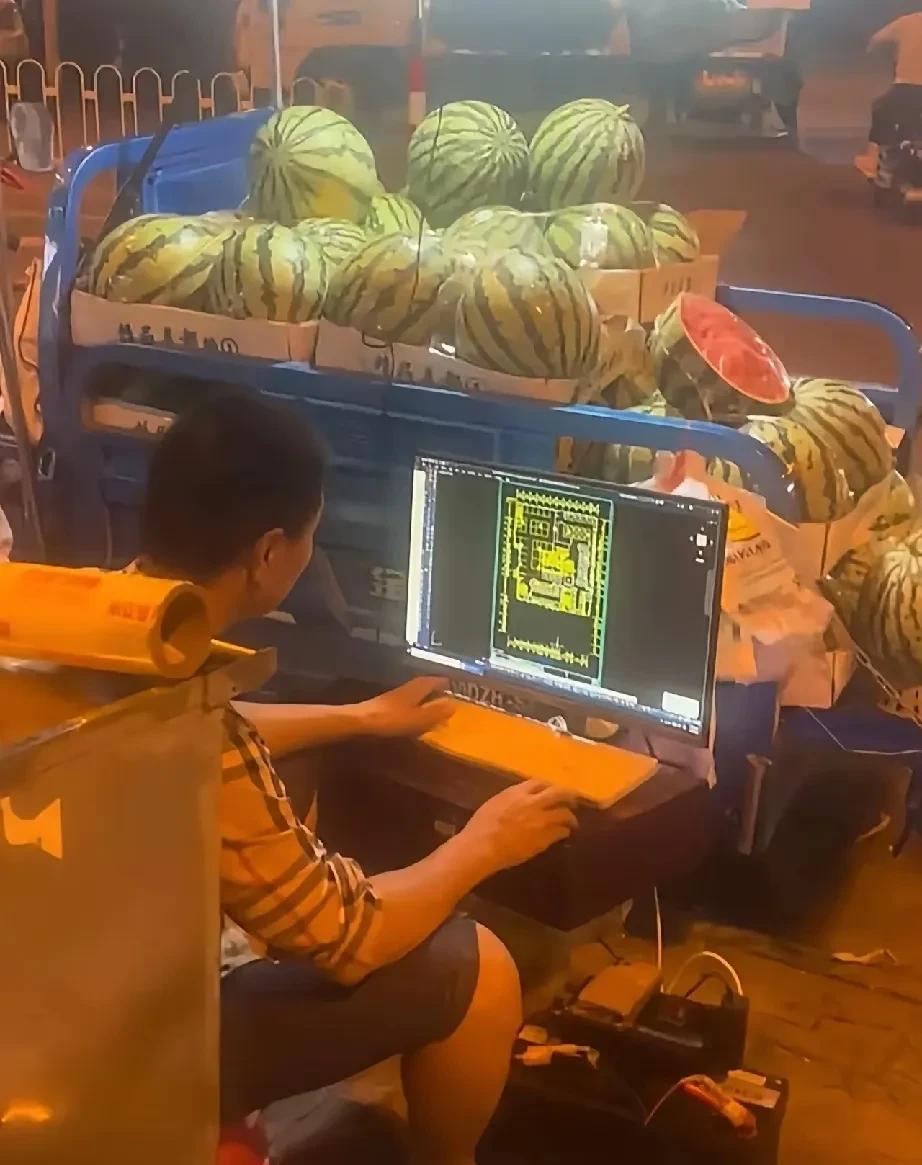 一边卖西瓜一边画图，小伙日子过得充实！