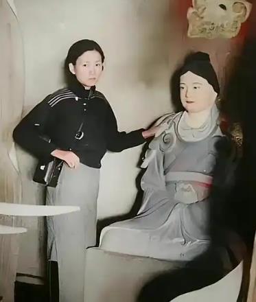 1937年6月，山西五台山，林徽因在佛光寺大殿的梁柱上，借助微弱的光线，仔细辨认