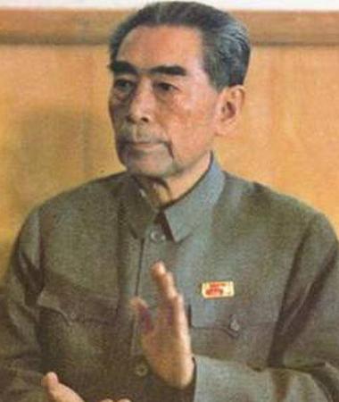 1976年，周总理去世，党中央找到他的侄子周尔鎏，想取回总理开国大典时穿的衣服作