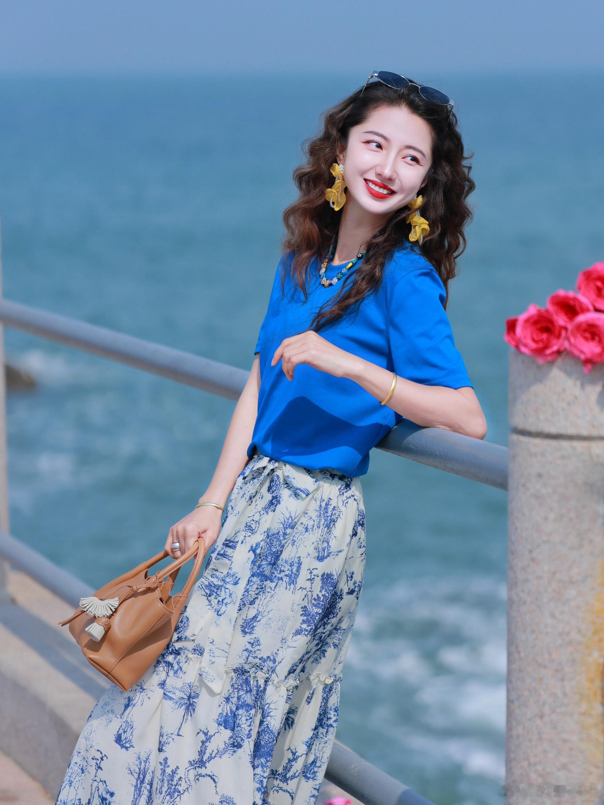 ootd🌊海边氛围感穿搭｜把夏天穿成油画的配色公式这套「克莱因蓝+青花瓷