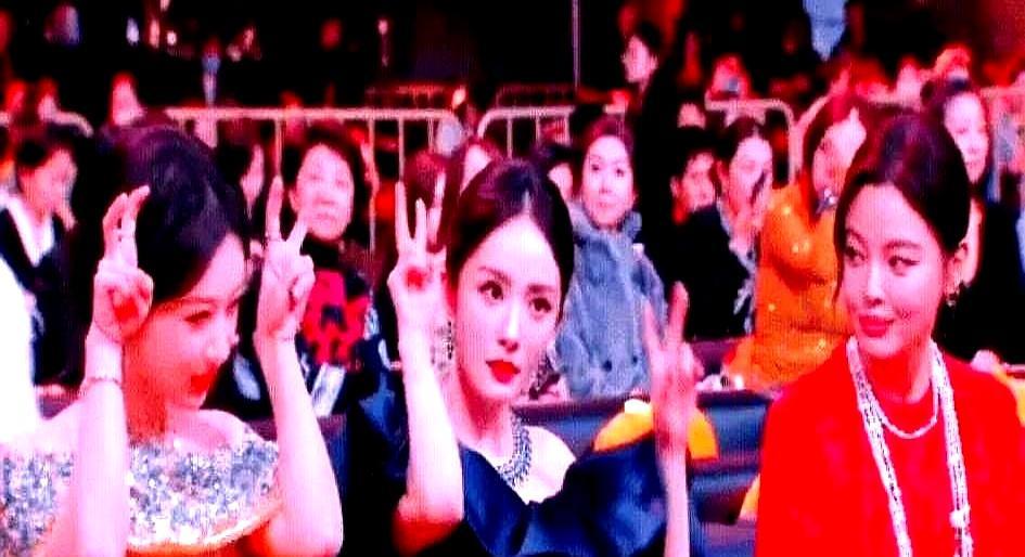 辛芷蕾双手抱胸，冷冷地看着杨幂杨紫，全网都在说她被排挤了。镜头一转，真相砸