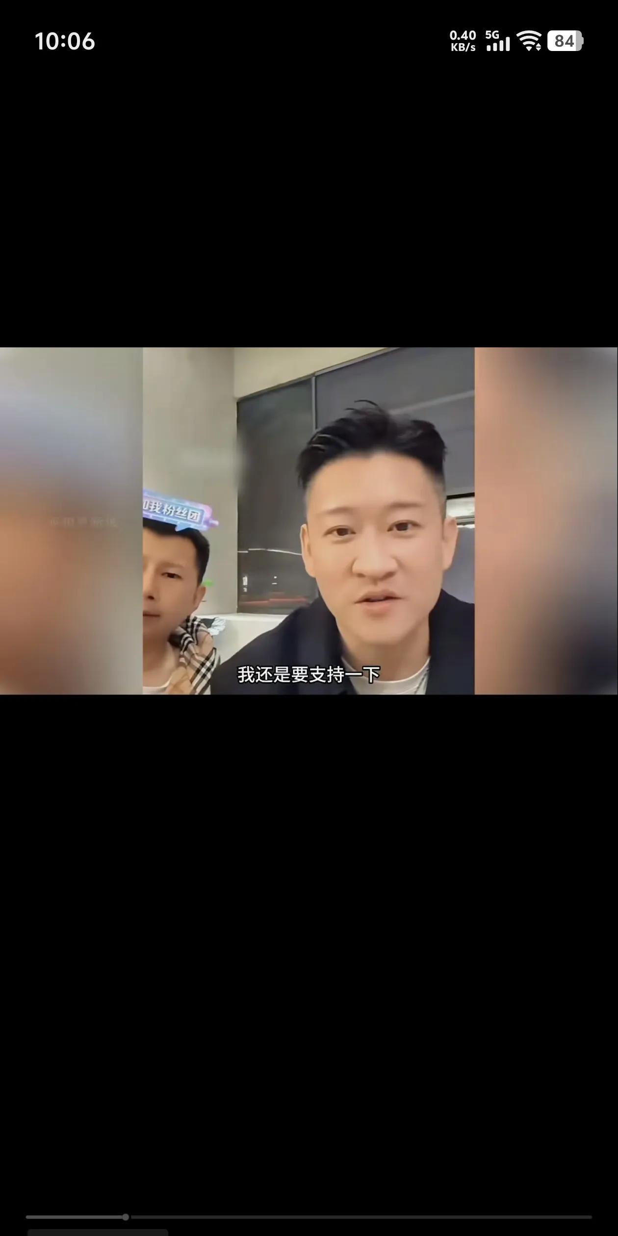曹云金现在不止业务熟练，头脑还特别灵活。他能大大方方的承认郭德纲永远是他的老师。