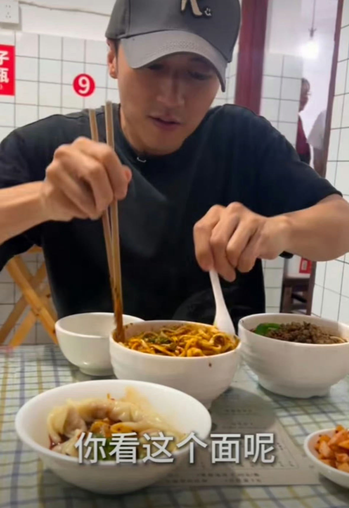 谢霆锋带火面馆老板忙得吃不上饭这是什么当代点石成金术！谢霆锋随口推荐让面馆变身