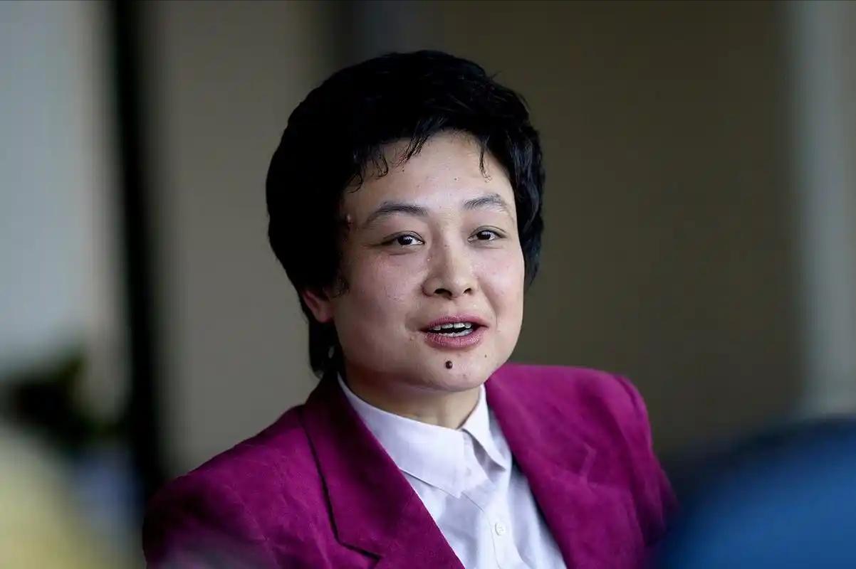 当年喊着“哟西”击败邓亚萍、撕破乒坛潜规则的何智丽，如今已经61岁了。在大阪一套