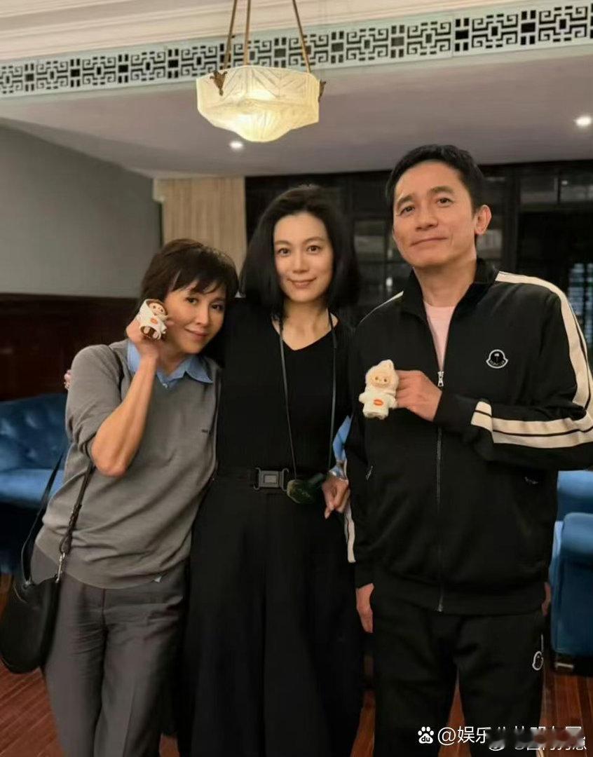 梁朝伟刘嘉玲惬意相聚老友，岁月静好，氛围感十足。