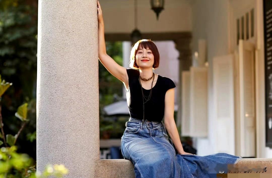 马伊琍这组图，把“松弛感”焊在了日常里当别的女星还在卷精致硬照，马伊琍的午