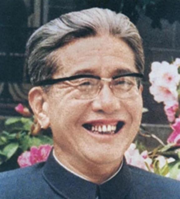 1985年乔冠华归葬故乡盐城遭到拒绝，妻子章含之无奈之下找到一个人帮忙，此人在当