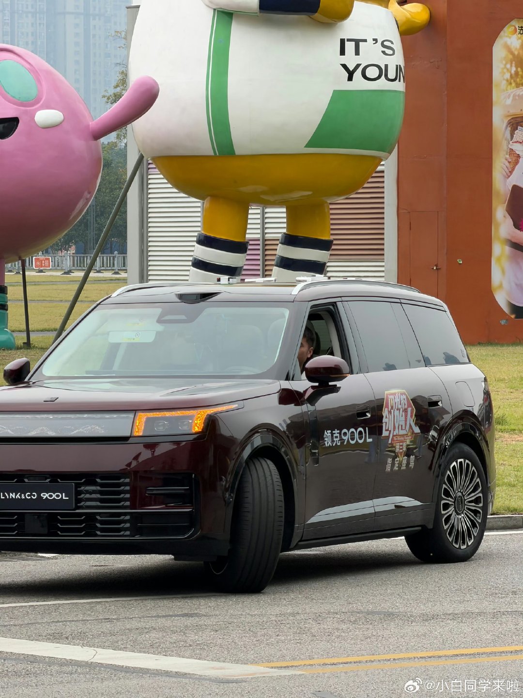 领克更大尺寸的旗舰大六座SUV——领克900L。对比在售的领克900看，除了尺寸加长外，一些细节也发
