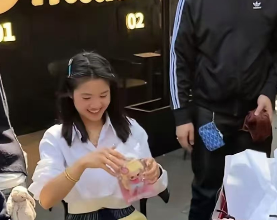 500万的库里南说是给李勒优练手用的，车钥匙怕是连方向盘都没让她摸过。崔晋从日本回来，晋妈金银首饰收