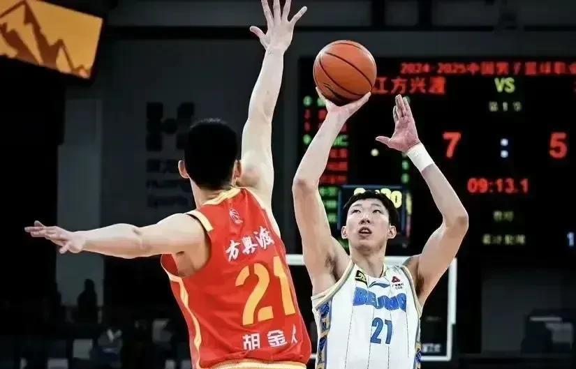 稳了！周琦+胡金秋今年夏天保底一冠虽然总决赛还没打，但是个人猜测，胡金秋和孙铭