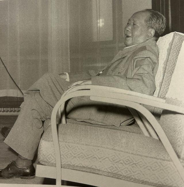 毛主席穿着北京王凤德做的网眼凉鞋。毛主席看见周总理穿着一双网眼皮凉鞋，于是他问：