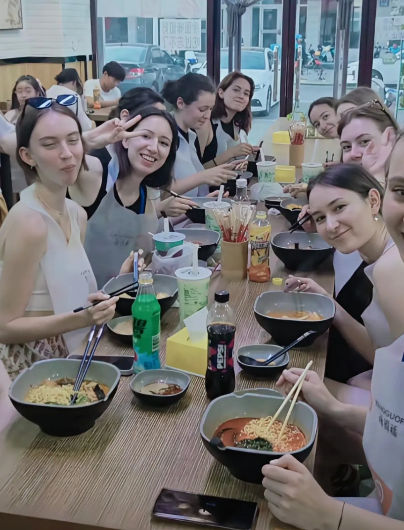 我就想不通了，现在外国女孩在中国的特别多，特别是中俄免签了，只要你不是特别难看，