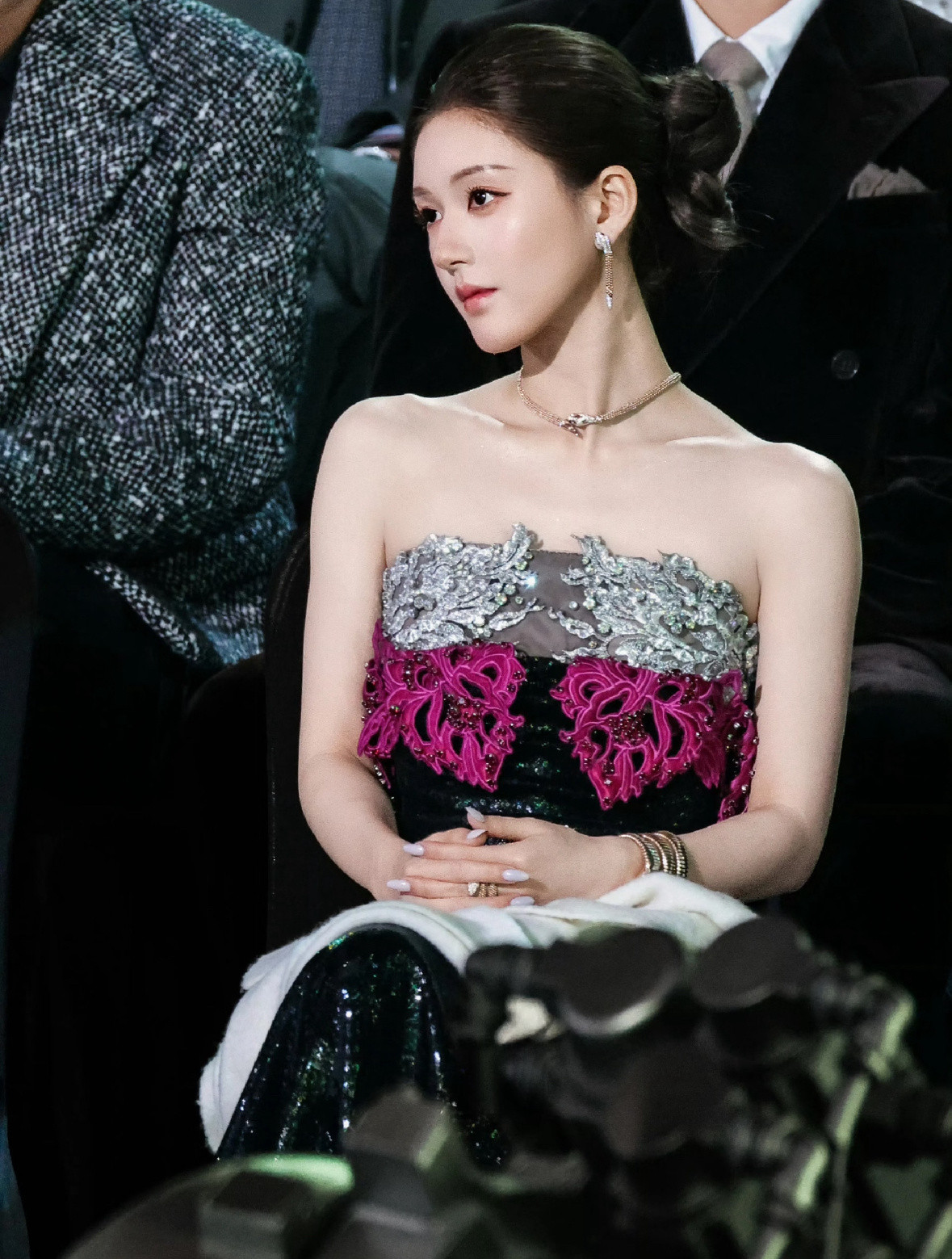 赵露思内场造型好亮眼，一眼贵气感，高盘发利落大气，完全露出五官和天鹅颈，清冷的妆