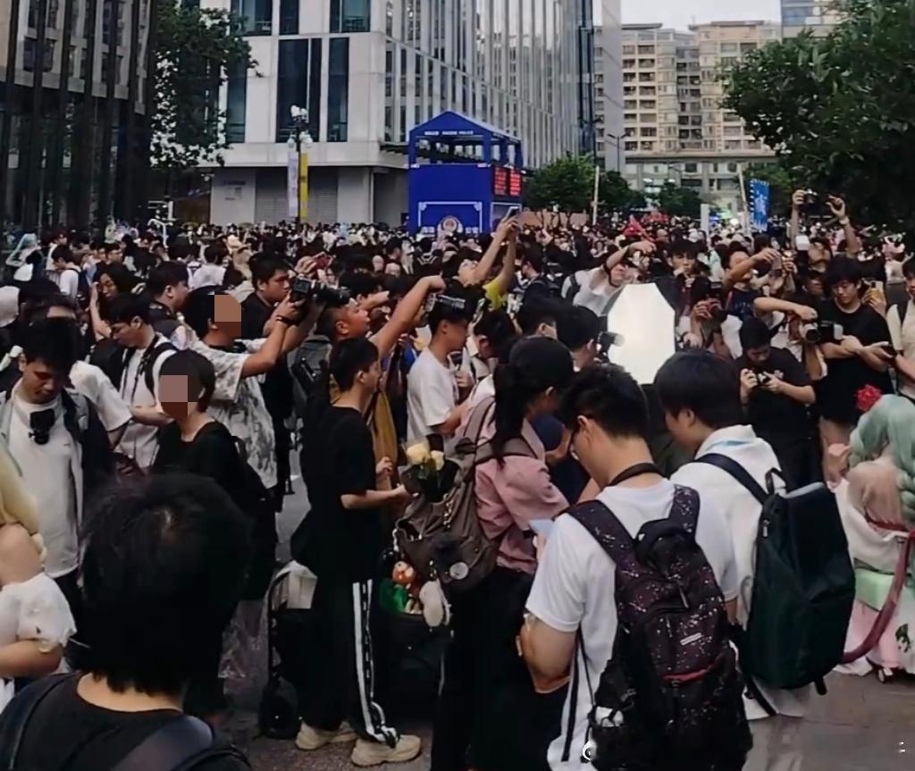 广州地铁网友：2026年7月17日（周五，广州多云，27-31℃）广州地铁晚高峰