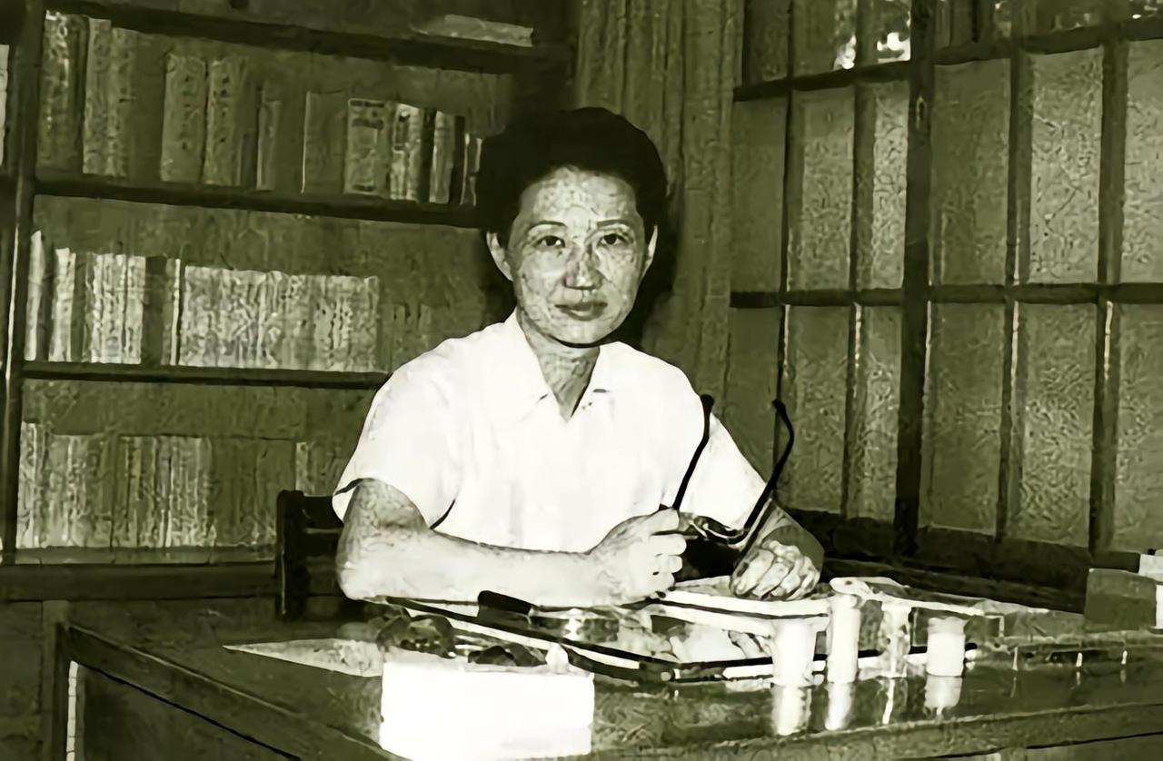 半生困于幽禁岁月，赵一荻的坚守背后藏着多重人生争议赵一荻[dí]（1912