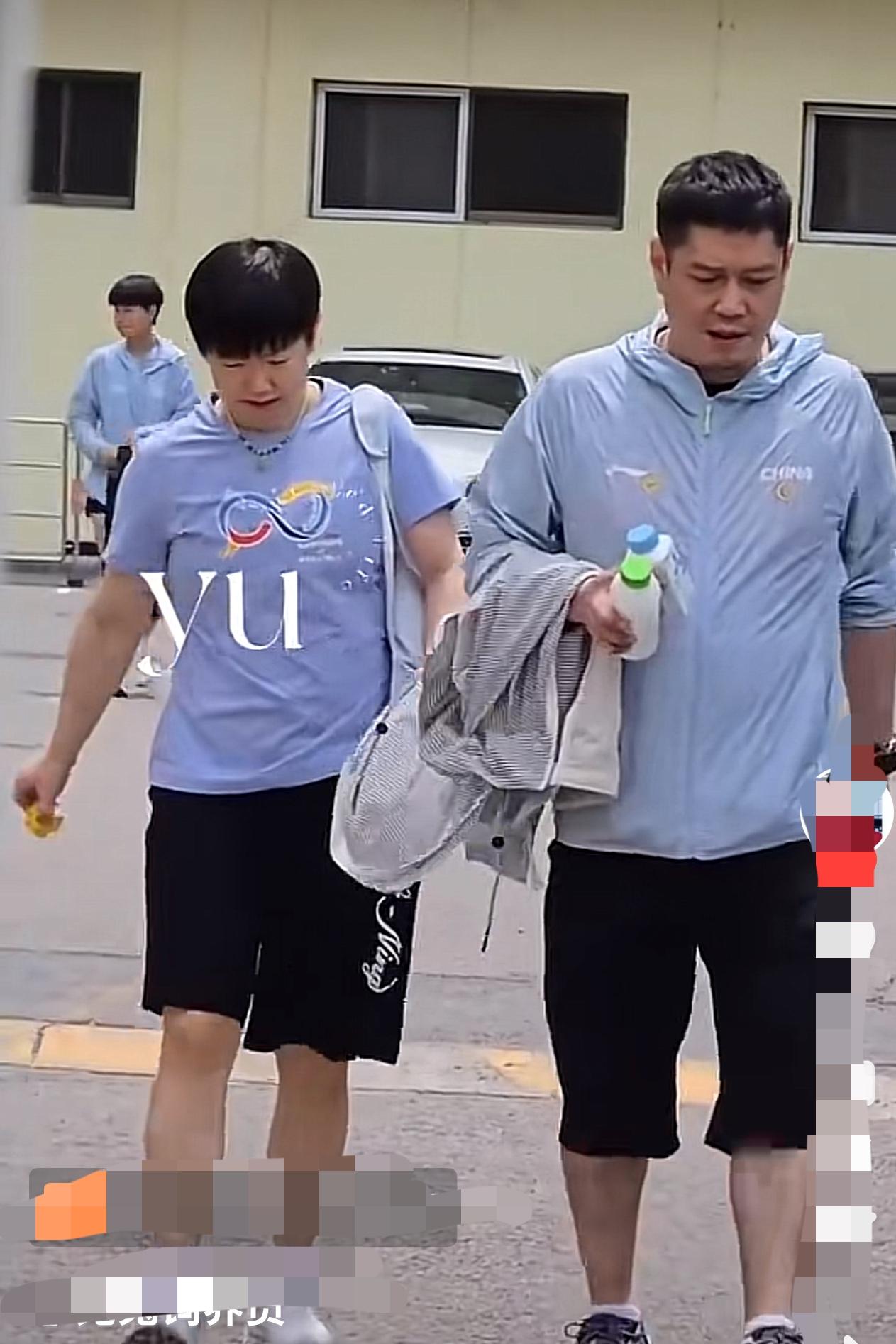 邱贻可：莎莎，这两盘比赛打完，身体怎样？莎：师父，还行！邱贻可：莎莎，比赛