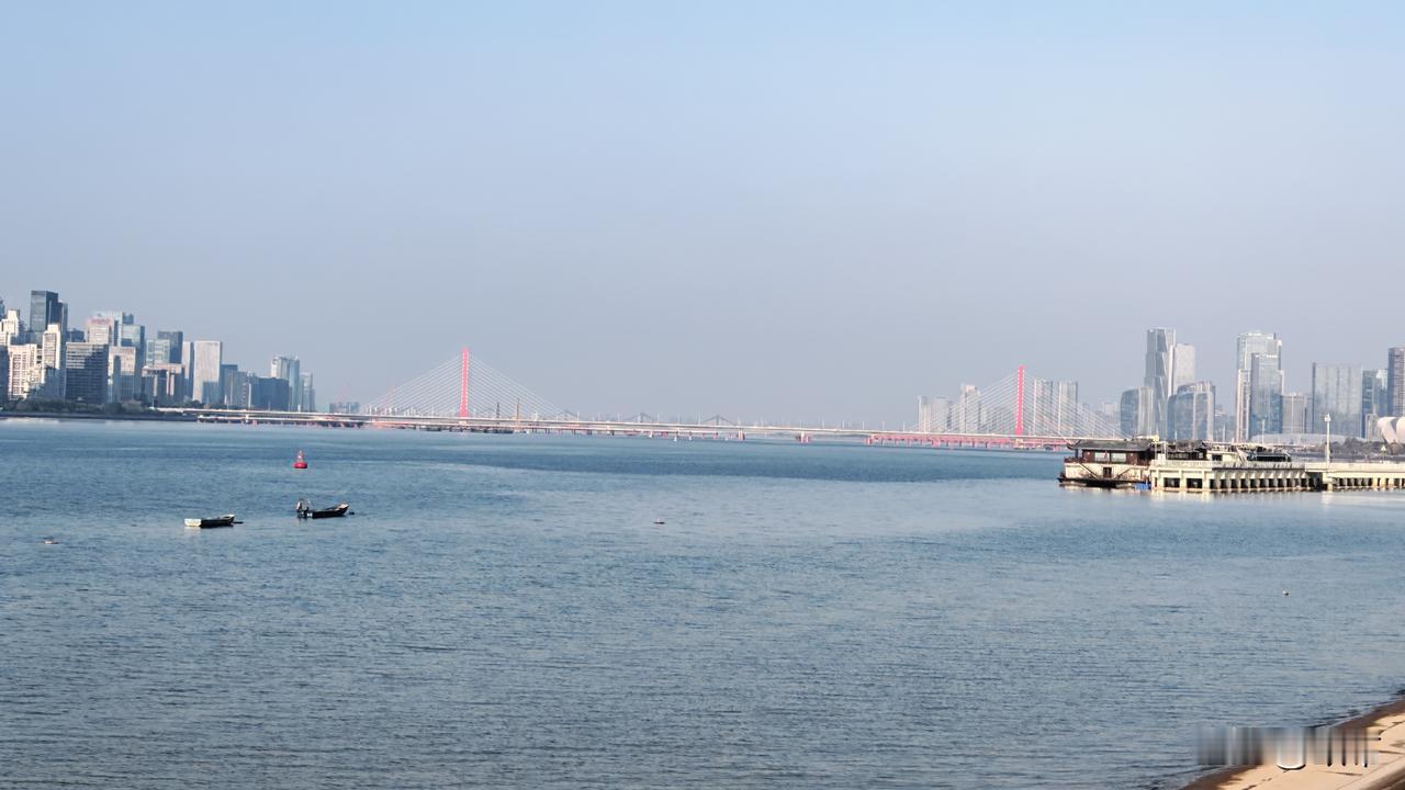 在包子铺打工的有位安徽大姐，属鸡的，比我大一岁。今天我俩一起去卫生间，她告诉我