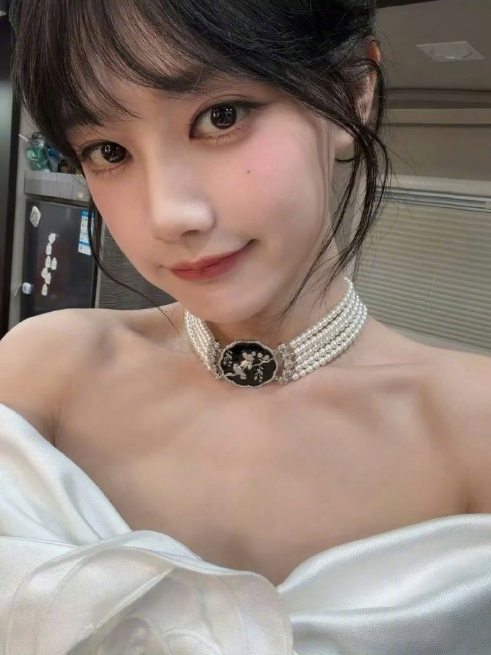 李一桐自拍营业！简约背景衬颜值，高级感溢出屏幕～​​​