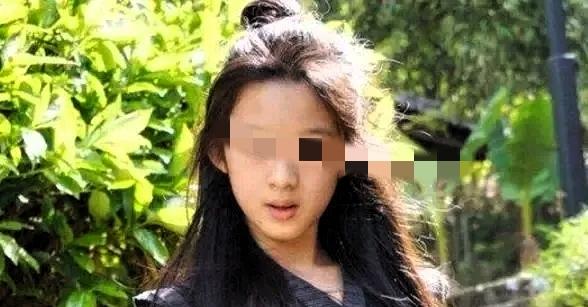 上海一个13岁小姑娘，叫小花，爸妈离婚后跟着爸爸和爷爷过。结果没几年，爸爸和爷爷