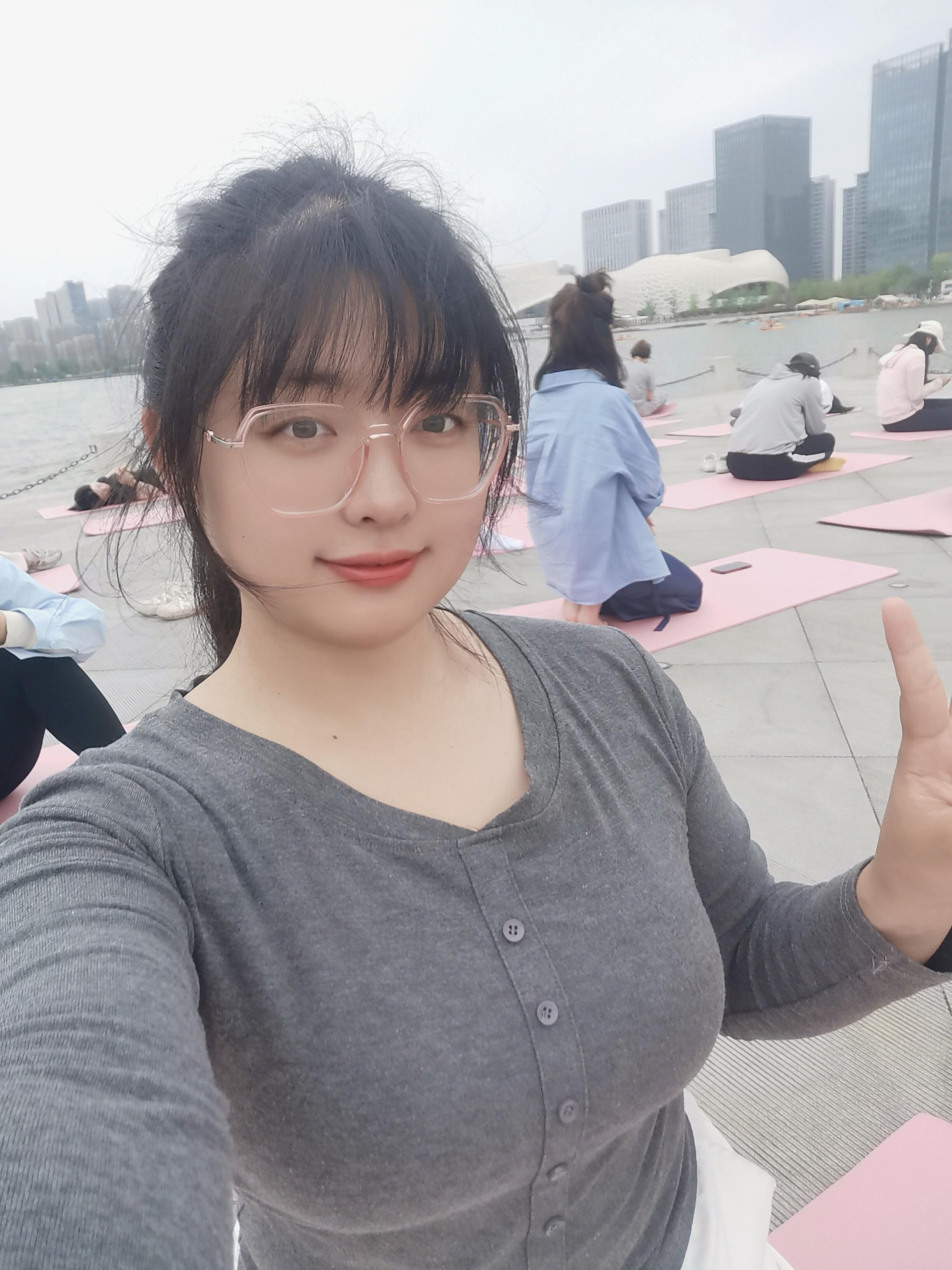 今天出来外面广场练瑜伽。