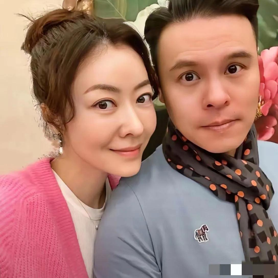 瞧，熊黛林与富豪老公郭可颂都是浓眉大眼，尤其是熊黛林琼鼻秀挺，鹅蛋脸放光，天鹅颈