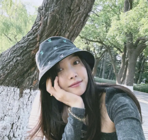 宋茜晒照与妈妈公园散步的温馨瞬间