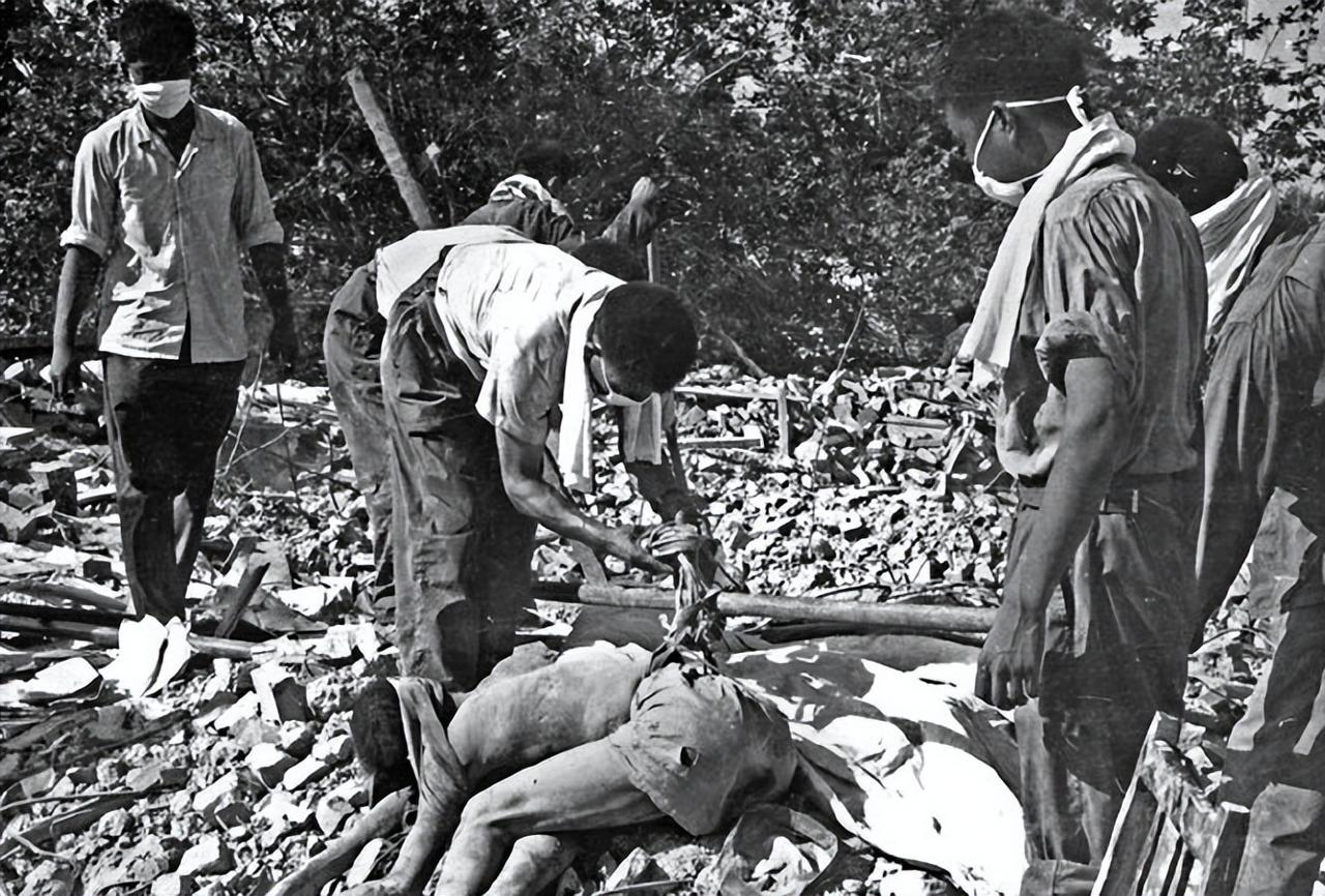 1976年，唐山大地震中，一座看守所倒塌，200多名囚犯跑出来，然而他们没有选择