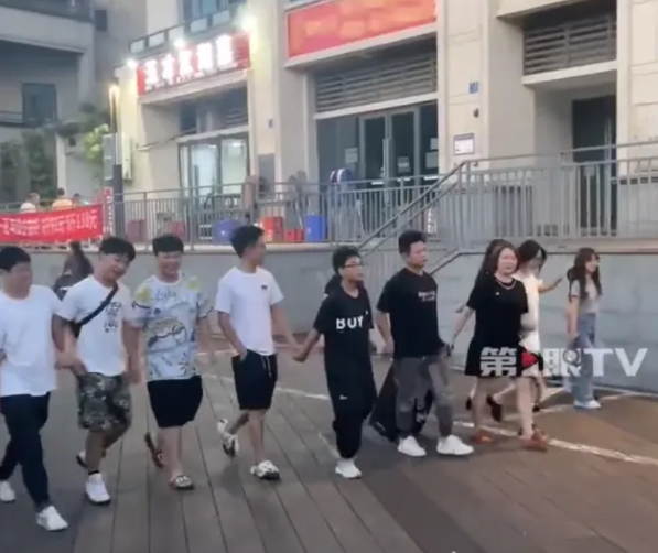 【家有16个外甥一天吃饭就要花1000块】暑假来临，重庆宇宙舅舅的外甥大部队陆
