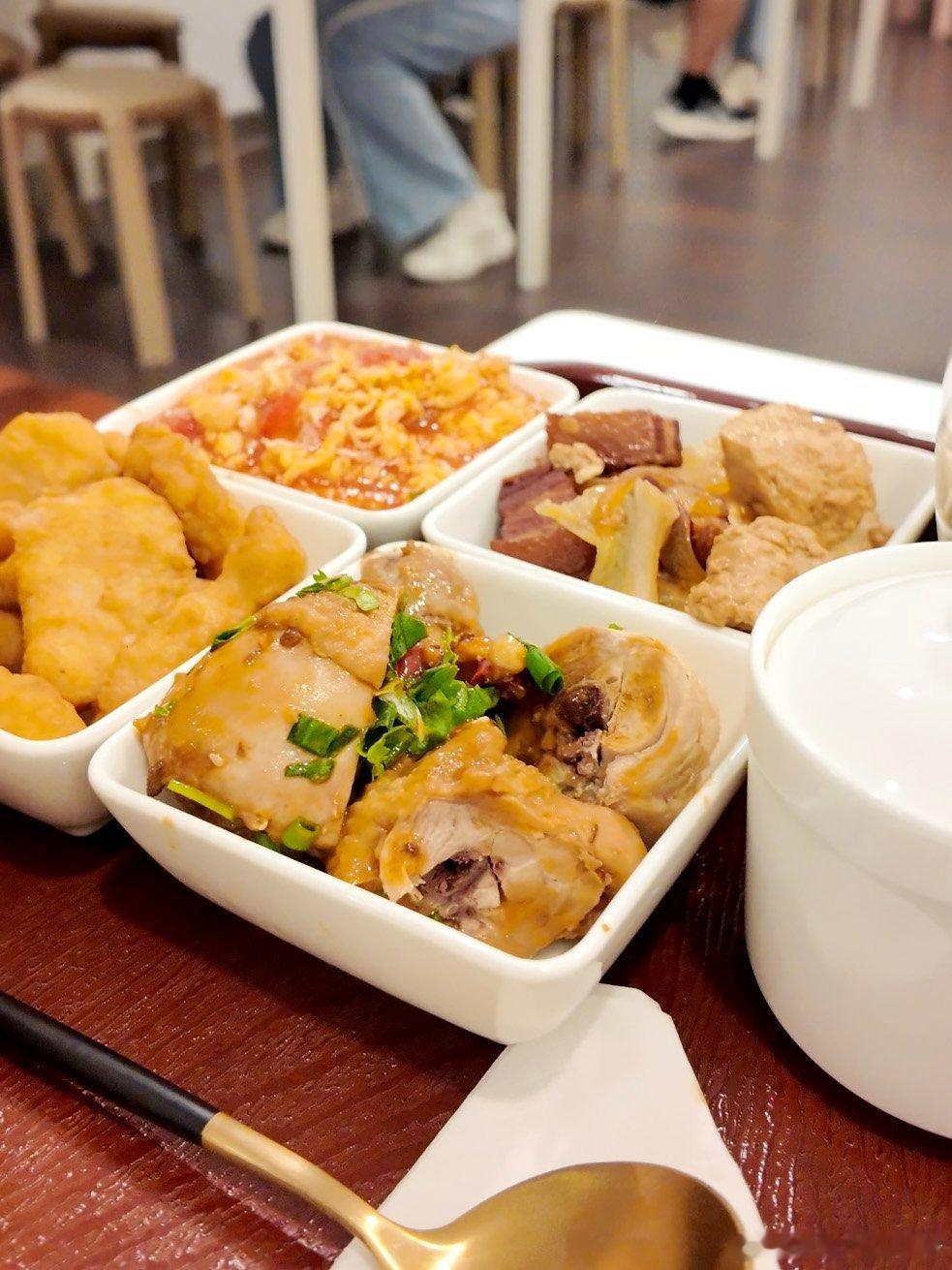 刚提完车，正好饭点，恰个饭，体验下鸿蒙大饭店的餐食[大笑][大笑]【今日菜谱】1