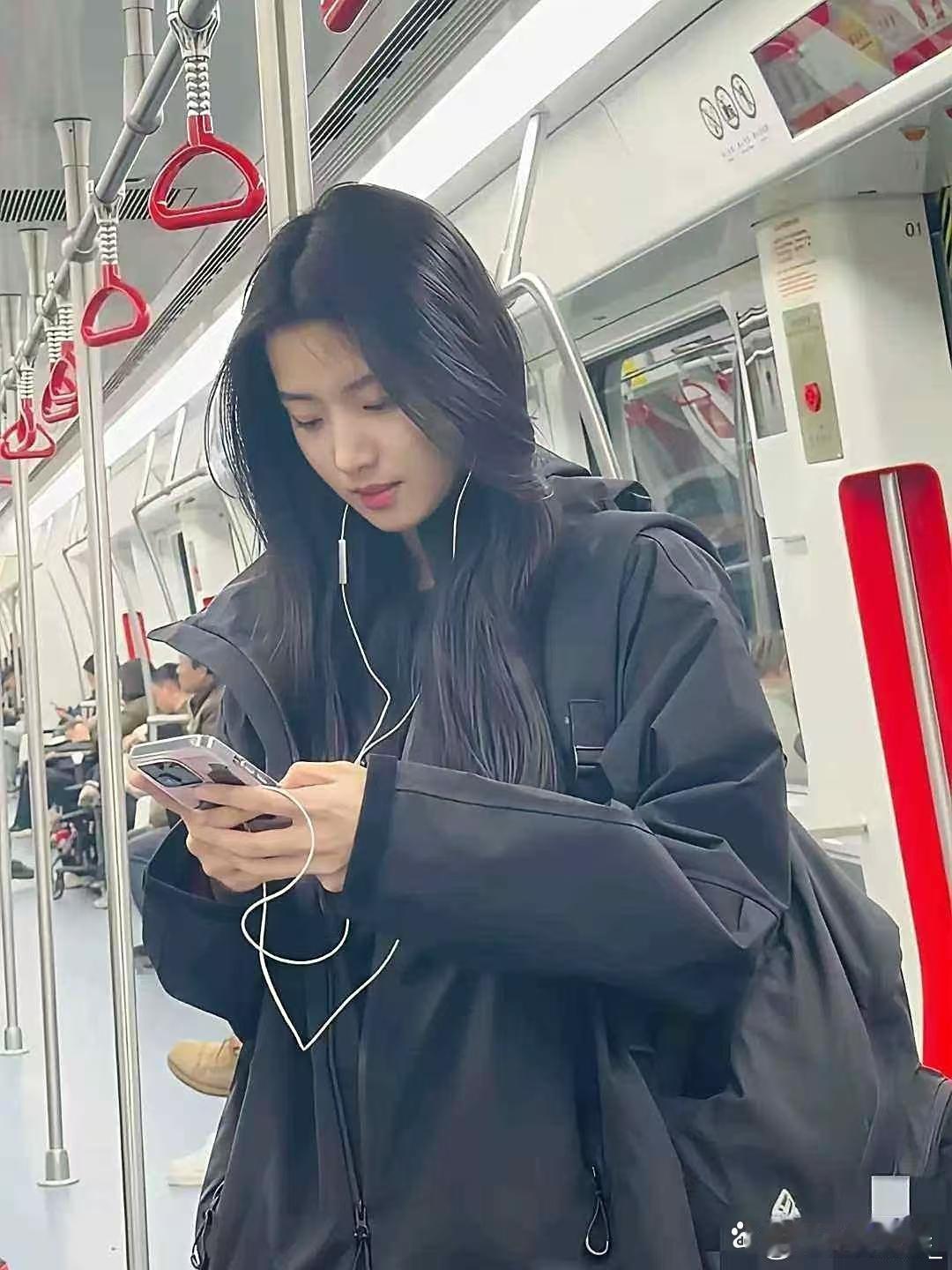 地铁上看到的大美女，真的比刘亦菲还漂亮。​