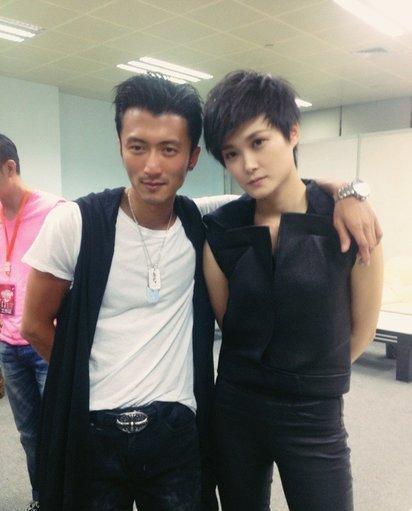 当年，李宇春送谢霆锋一把价值100万的吉他。谢霆锋问她:“春春你很漂亮，但打扮中