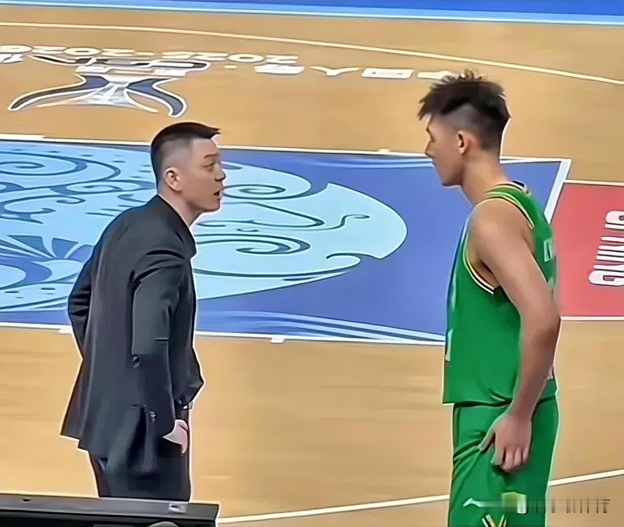 奉劝一句杨鸣，辽篮现在就张陈志峰这一个好苗子，可千万不要再给训“傻”了。辽篮目