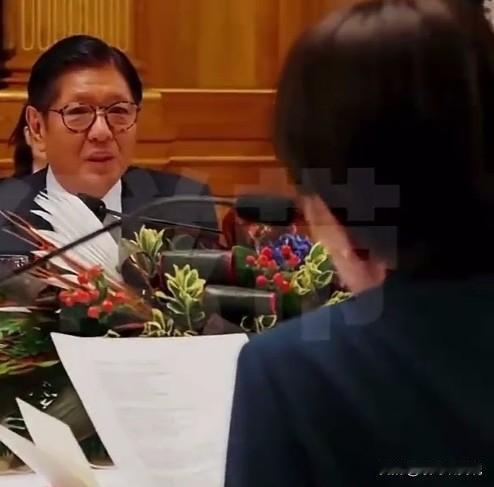 菲律宾总统小马科斯做梦也没想到，自己的那个“破嗓子”所发出来的声音，居然