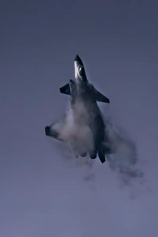 近日，美国知名军事媒体《战区》（TheWarZone）刊发长文，对中国歼-2