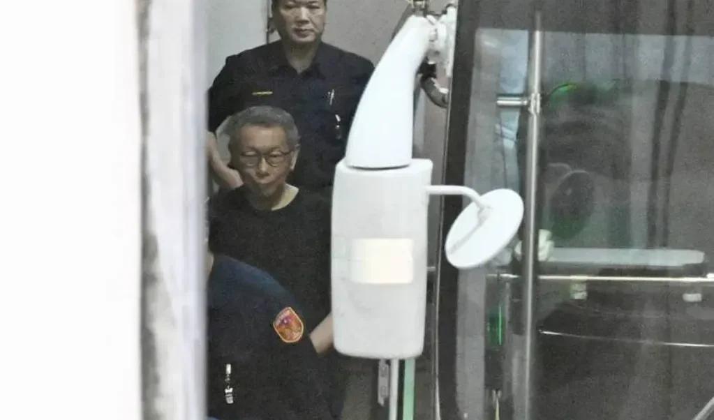 柯文哲社交平台昨天发文吐槽，11个月的羁押禁见，他被安排在顶楼的小小监舍，炎热的