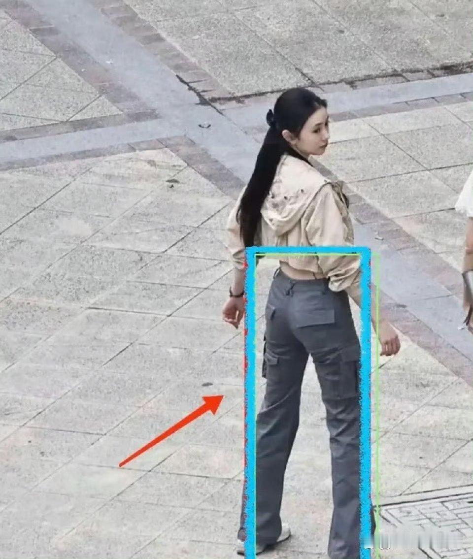 刘浩存现实中的身材比例…真无法反驳。​​​​