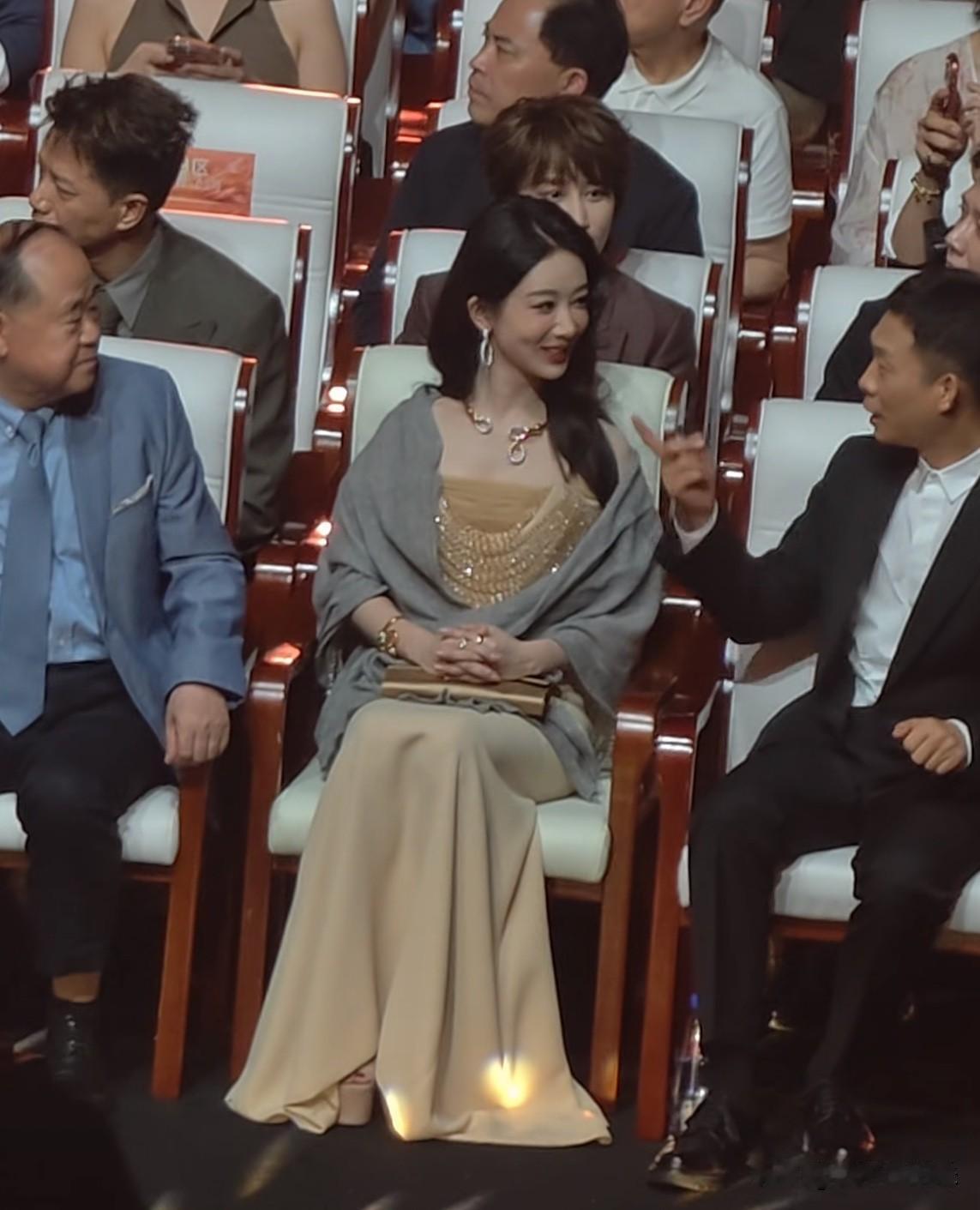 两个小苦瓜坐在一块了！莫言看着人家俩交谈插不上话[笑着哭][笑着哭]你是写小说的
