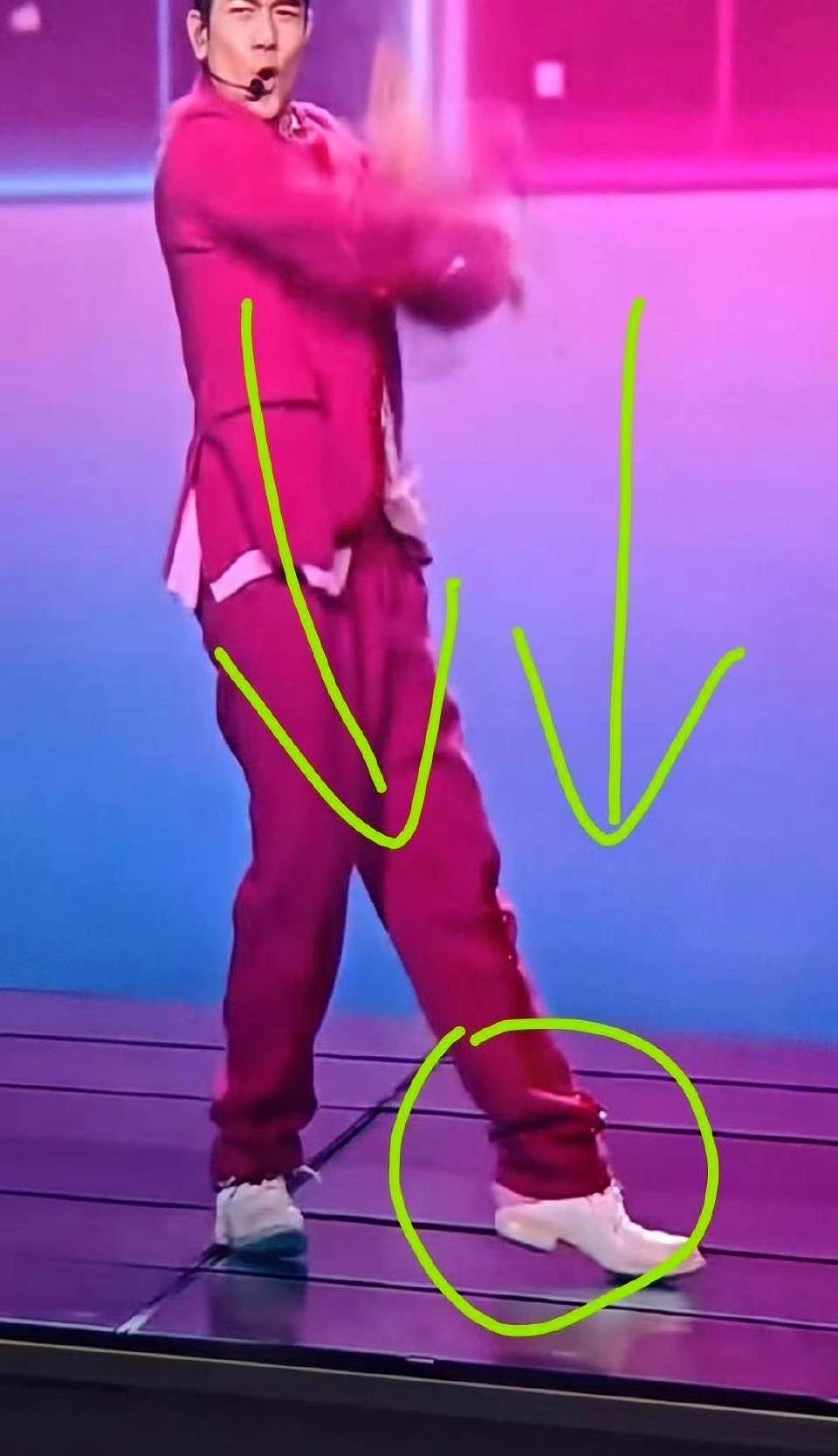 1.5秒，这是郭富城处理舞台事故的全部时间。你去看看那个视频。伴舞一脚踩掉他