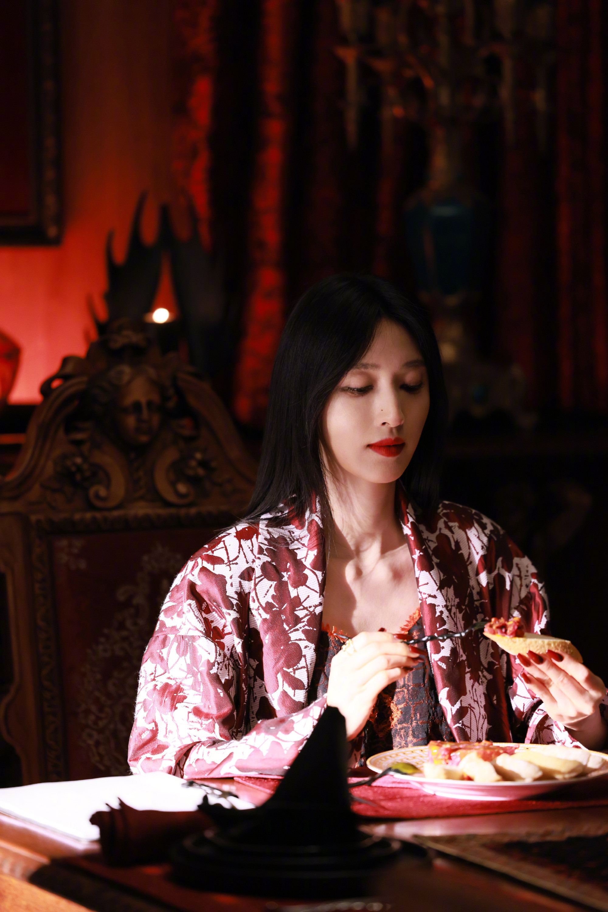 张俪大枭姐驾到通通闪开张俪的“大枭姐”梗也太上头了！那股子举重若轻的飒爽，自